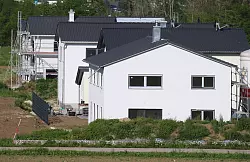 Auch wenn eine Immobilie erst kürzlich gebaut wurde, kann sie Mängel haben. - © Karl-Josef Hildenbrand/dpa/dpa-tmn