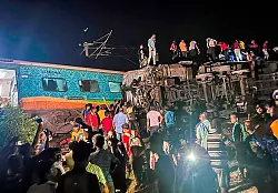 Rettungskr&auml;fte an der Unfallstelle. Mindestens 275 Menschen kamen bei dem Ungl&uuml;ck ums Leben. - &copy; ---/Press Trust of India/dpa
