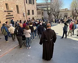 Vor der Kirche Santa Maria Maggiore gibt es immer wieder lange Schlangen. (Archivbild) - &copy; Christoph Sator/dpa