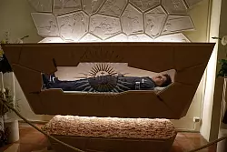 Der Leichnam von Carlo Acutis liegt in einem Sarkopharg, in den man hineinsehen kann. (Archivbild) - &copy; Gregorio Borgia/AP/dpa