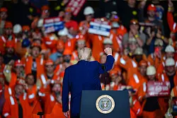 Donald Trump während seines Auftritts in einem Stahlwerk in West Mifflin in Pennsylvania. - © David Dermer/AP/dpa