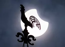 Einige Minuten nach 12 Uhr erreichte die partielle Sonnenfinsternis über Deutschland ihren Höhepunkt. - © Boris Roessler/dpa