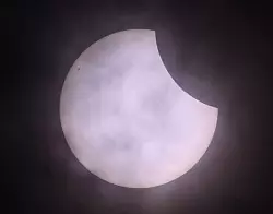 Zwischen Wolkenlücken war die partielle Sonnenfinsternis sichtbar, so wie hier in Frankfurt an der Oder. - © Patrick Pleul/dpa