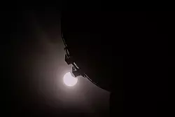 Laut DWD herrschten in einem Streifen von Schleswig-Holstein bis ins Saarland gute Bedingungen, um die Sonnenfinsternis zu sehen. - © Christoph Soeder/dpa