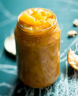 Für spontane Mitbringpartys kann man vorsorgen: Gut, wenn man Selbstgemachtes wie dieses Mangochutney in der Vorratskammer hat. - © Manuela Rüther/dpa-tmn