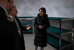 Bundesaußenministerin Annalena Baerbock besucht eine Zivilschutzanlage in der Innenstadt von Helsinki. - © Christophe Gateau/dpa