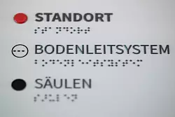 &Ouml;ffentliche Geb&auml;ude sind h&auml;ufig mit Informationen in Brailleschrift ausgestattet - wie hier in Dresden. - &copy; Sebastian Kahnert/dpa