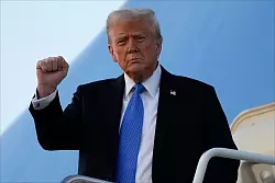 Der Republikaner bricht seit dem Amtsantritt reihenweise Tabus und demokratische Grundsätze. (Archivbild) - © Ben Curtis/AP/dpa