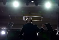 Rechtsexperten sehen das Land in einer Verfassungskrise. (Archivbild) - © Mark Schiefelbein/AP/dpa