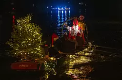Rund 100 Fackelschwimmer haben den Nikolaus im Ruderboot begleitet. - &copy; Harald Tittel/dpa