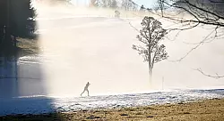 Skigebiete legen Kunstschneedepots an. - &copy; Barbara Gindl/APA/dpa