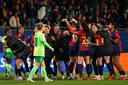 Bild mit Symbolkraft: Die Spielerinnen des FC Barcelona jubeln und die Wolfsburgerinnen gehen geschlagen vom Platz. - © Joan Monfort/AP/dpa