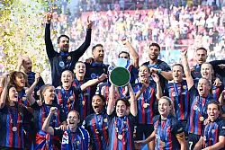 Gewohntes Bild: Jubelnde Barça-Spielerinnen mit Silberware. - © Swen Pförtner/dpa