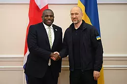 Der ukrainische Regierungschef Denys Schmyhal hat den britischen Außenminister David Lammy nochmals um die Freigabe weitreichender Waffen gebeten. - © Leon Neal/PA Wire/dpa