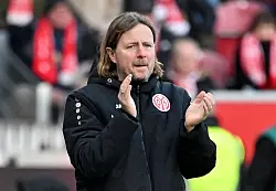 Mainz-Trainer Bo Henriksen hofft in Leverkusen auf die nächste Überraschung. - © Torsten Silz/dpa