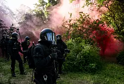 In Leipzig kommt es zu Zusammenstößen zwischen Polizei und Demonstranten. - © Hendrik Schmidt/dpa