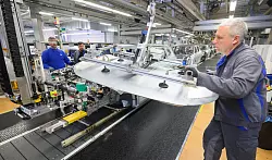 Das Wolfsburger Stammwerk ist mit rund 60.000 Mitarbeiter der mit Abstand größte Standort des Konzerns. - © Julian Stratenschulte/dpa