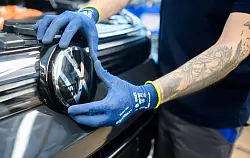 Trotz Sparkurs des Konzerns können sie in diesem Jahr noch einmal mit einem ungekürzten Bonus rechnen. (Archivbild) - © Julian Stratenschulte/dpa