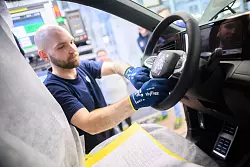 Erstmals seit 2019 wurden damit wieder mehr als 500.000 Autos in Wolfsburg gebaut. (Archivbild) - © Julian Stratenschulte/dpa