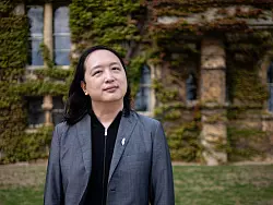 Audrey Tang gilt als Vordenkerin f&uuml;r gemeinwohlorientierte KI-Nutzung. - &copy; Right Livelihood/dpa