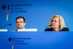 Kurz nach dem Anschlag von Solingen stellten Bundesjustizminister Marco Buschmann (FDP) und Bundesinnenministerin Nancy Faeser (SPD) den Entwurf eines Sicherheitspakets vor - jetzt liegt das Paket als Gesetzentwurf vor. - © Kay Nietfeld/dpa