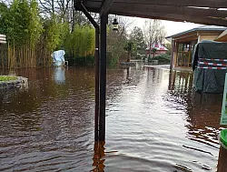 Gro&szlig;e Teile des Serengeti-Parks Hodenhagen sind &uuml;berflutet. Die ersten Tiere mussten evakuiert werden. - &copy; -/Serengeti-Park-Hodenhagen/dpa