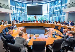 Die Befragung im Haushaltsausschuss dauerte zwei Stunden. - © Michael Kappeler/dpa