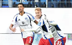 Hamburgs Robert Glatzel (l) und Adam Karabec jubeln nach Glatzels Ausgleichstreffer. - &copy; Daniel Bockwoldt/dpa