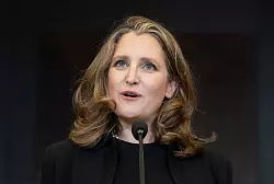 «Ich trete an, um für Kanada zu kämpfen», teilte die Ex-Vize-Premierministerin Chrystia Freeland mit. (Archivbild) - © Adrian Wyld/The Canadian Press/AP/dpa