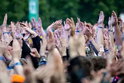 Trotz des Wetters ließen sich die Besucherinnen und Besucher die Laue nicht verderben. - © Daniel Karmann/dpa