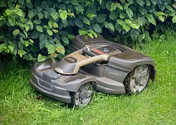 Mähroboter sind vielen Gartenliebhabern lieb als Helfer. Doch sie sind gefährlich für Wildtiere. (Symbol-Foto). - © Monika Skolimowska/dpa