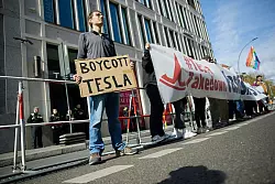 Im laufenden Jahr hat es immer wieder Proteste gegen Tesla wegen der politischen Aktivitäten seines Chefs Elon Musk gegeben. (Archivbild) - © Joerg Carstensen/dpa