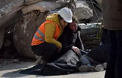 Eine Mutter beklagt den Tod ihres Kindes, das aus den Tr&uuml;mmern nach dem verheerenden Erdbeben geborgen wurde. - &copy; Carol Guzy/ZUMA Press Wire/dpa