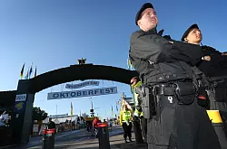 An den Eingängen zur Wiesn wird stichprobenartig kontriolliert. (Archivbild) - © Karl-Josef Hildenbrand/dpa
