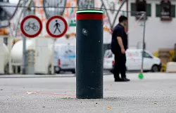 Versenkbare Poller sollen verhindern, dass Fahrzeuge auf das Gelände rasen. (Archivbild) - © Sven Hoppe/dpa