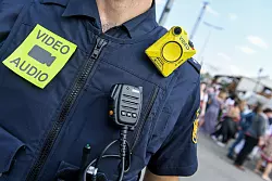 Beamte sind mit Bodycams unterwegs. (Archivbild) - © Felix Hörhager/dpa