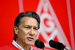 Betriebsrat Tekin Nasikkol hofft auf eine gute Zukunft der Stahlfirma. - &copy; Federico Gambarini/dpa