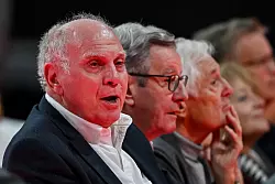 Ehrenpräsident Uli Hoeneß (links) bei der Mitgliederversammlung des FC Bayern Anfang November. (Archivbild) - © Harry Langer/dpa
