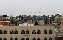 Ein Flugzeug wirft &uuml;ber dem s&uuml;dlichen Gazastreifen Lebensmittel ab. - &copy; Abed Rahim Khatib/dpa