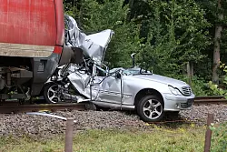 Ein Junge und ein Mann in dem Auto starben. - © Christian Butt/dpa
