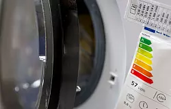 Auf Waschmaschinen klebt die Energieeffizienzskala schon seit Jahren. (Symboldbild) - © Monika Skolimowska/dpa