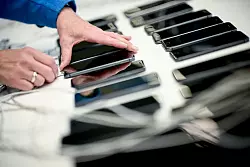 Verbraucherinnen und Verbraucher sollen Smartphones in Zukunft besser vergleichen können. (Symbolbild) - © Britta Pedersen/dpa