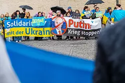 Anl&auml;sslich des G7-Treffens waren mehrere Demonstrationen angemeldet. Einige dr&uuml;ckten ihre Solidarit&auml;t mit der Ukraine aus. - &copy; Guido Kirchner/dpa