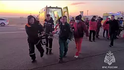 Eine überlebende Person wird nach dem Flugzeugunglück abtransportiert. - © Uncredited/Russian Emergency Ministry Press Service/AP/dpa