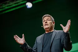 Habeck r&auml;umt Fehler ein - will aber draus lernen. - &copy; Michael Kappeler/dpa