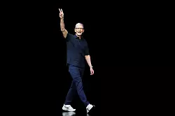 Tim Cook ließ sich kurz vor aufgezeichneten Vorstellung der neuen Geräte blicken. - © Juliana Yamada/AP/dpa