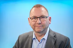 Verdi-Chef Frank Werneke blickt entschlossen auf die nächsten Tarifgespräche. - © Kay Nietfeld/dpa