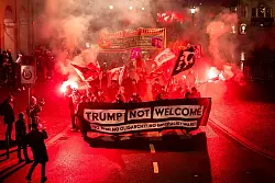 &laquo;Trump not welcome&raquo;: In Z&uuml;rich gingen Gegner des US-Pr&auml;sidenten und des WEF auf die Stra&szlig;e. - &copy; Michael Buholzer/KEYSTONE/dpa