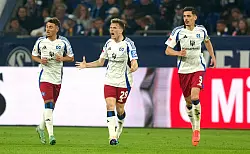 Der Hamburger Emir Sahiti (Mitte) trifft kurz vor der Pause zwei Mal und dreht damit das Spiel - aber nur vorübergehend. - © Bernd Thissen/dpa