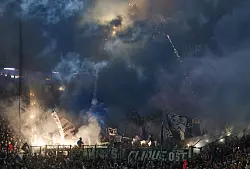 HSV-Fans sorgten mit Pyrotechnik für eine Spielunterbrechung. - © Bernd Thissen/dpa